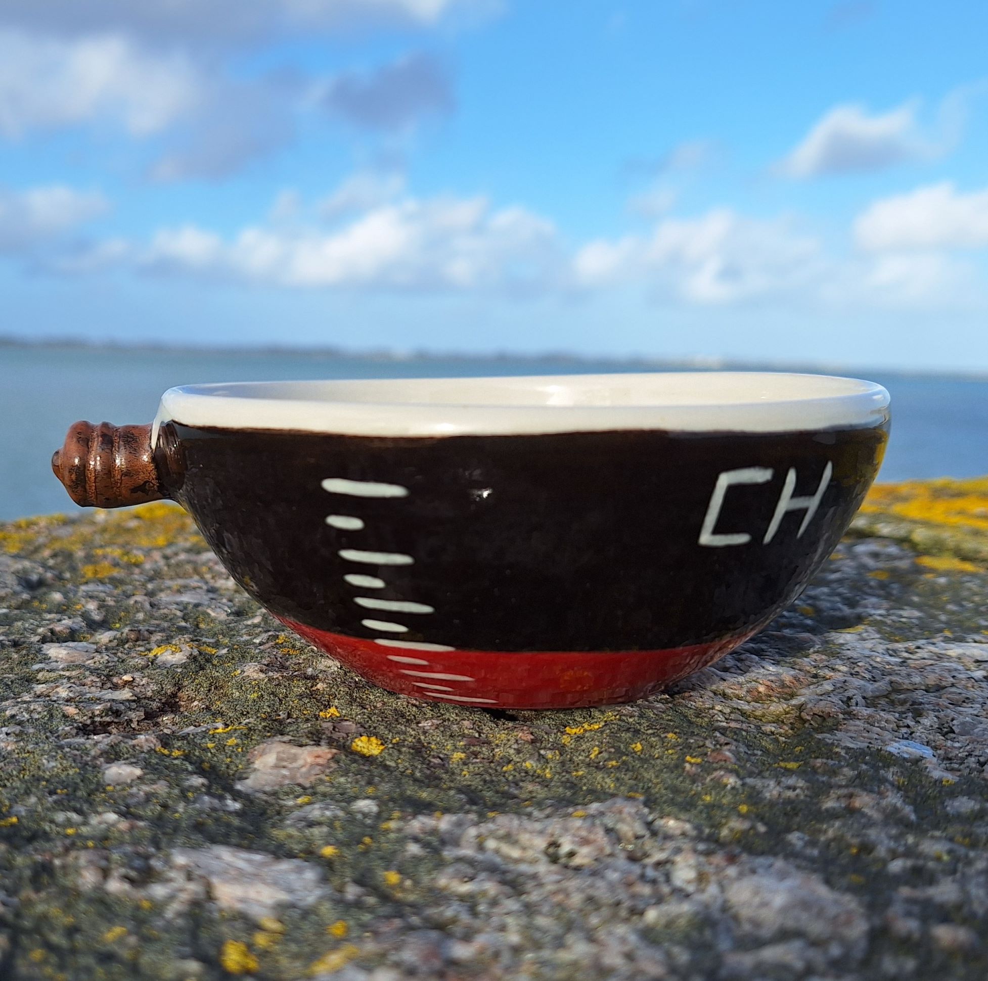 Bol de Cherbourg - noir et rouge - bitte d'amarrage en canon